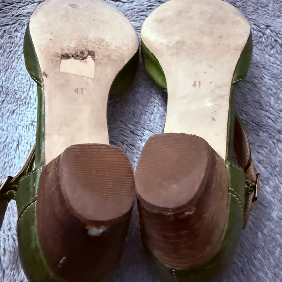 Arnold Churgin Elegant Green and Tan Women's 2 inch Heels - Picture 6 of 6